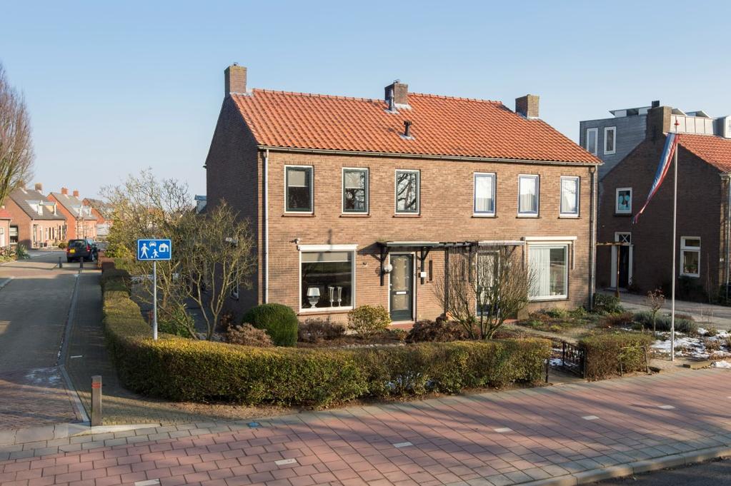 Haaften, Bernhardstraat 28 Aantrekkelijke 2/1-kapwoning met garage en carport Formidabel wonen in dit totaal gemoderniseerde woonhuis!
