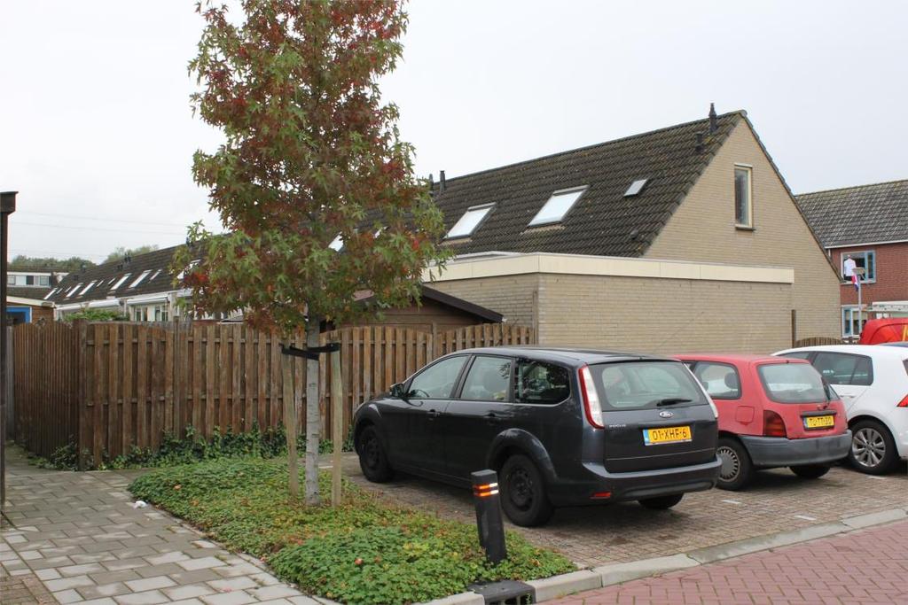 Omschrijving Unieke Semi bungalow met naastgelegen garage en brede achtertuin gelegen op het zuiden.