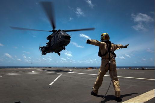 kleine groep inlichtingenondersteunend personeel, een Somalisch sprekende tolk en aanvullende medische capaciteit. Het schip beschikte niet over een helikoper.