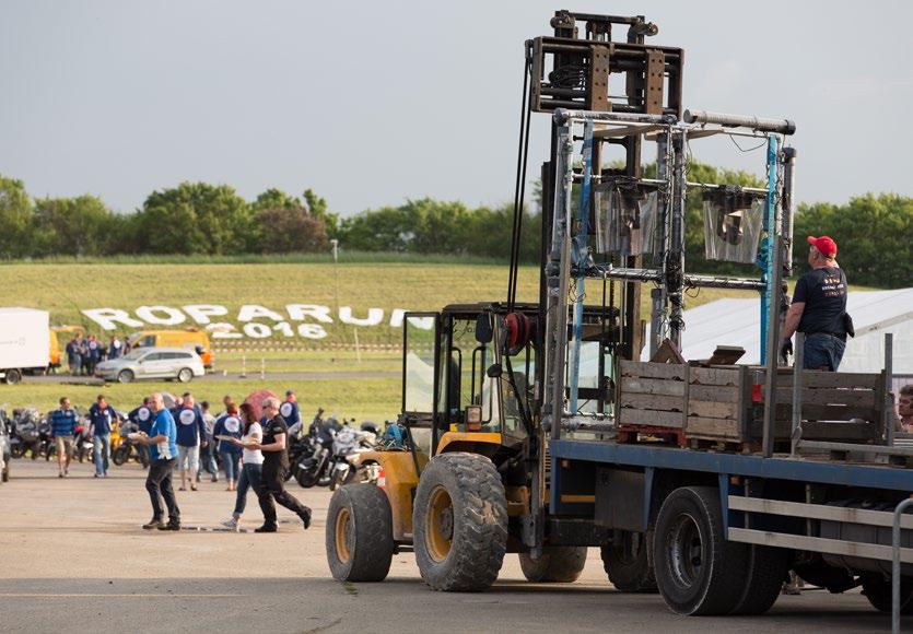 Met de jaren is de taakverdeling vanzelf gegroeid. Op dit moment ben ik verantwoordelijk voor de materialen die we nodig hebben op de startlocatie.