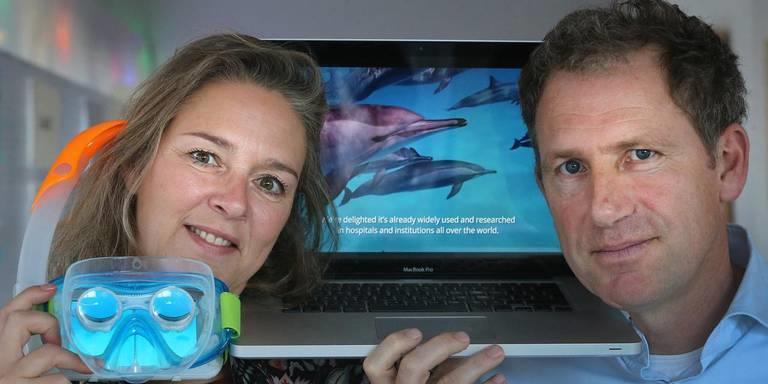 Hoe een virtuele dolfijn tegen echte pijn kan worden ingezet Dit is het onwaarschijnlijke verhaal van een kunstenares en een ex-slager.