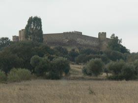 Castelo, Terena. N255. Alentejo is een bekend wijngebied. Om 10.15 is er een groot kasteel hoog boven het saaie dorp Terena staan.