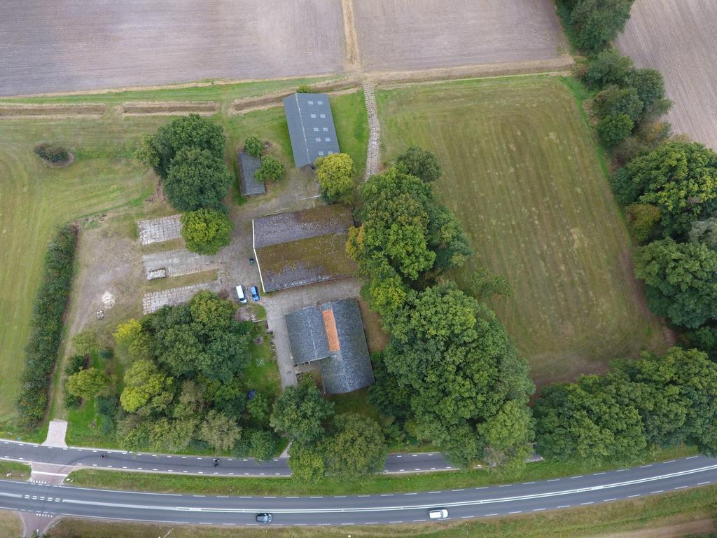 3. GEHELE COMPLEX Bouwkavel en woonboerderij op perceel van ruim 21.000m2 Het complex is ook als geheel beschikbaar.