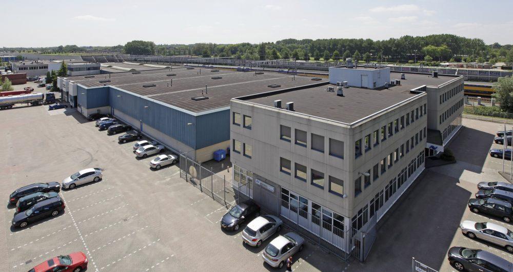 Introductie Voor verhuur is beschikbaar ca. 1.430 m² zeer representatieve kantoorruimte gelegen op de 1e en 2e verdieping van een kantoorgebouw op een goed bereikbare locatie in Barendrecht.