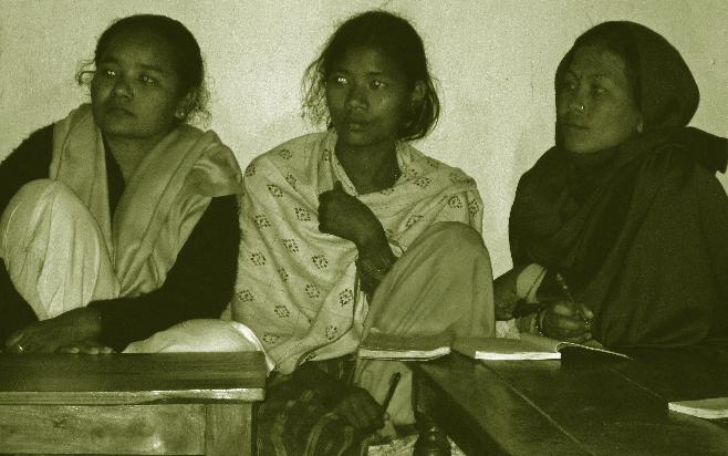 Nepal Vrouwen aan de Nepalese onderhandelingstafel tekst Femke Stroomer In Nepal maakte een vredesakkoord in 2006 een einde aan de tien jaar durende strijd tussen Maoïstische rebellen en het