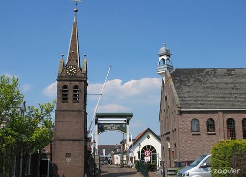 Als u woont in Reeuwijk is de kans groot dat uw woning aan water staat. De Reeuwijkse plassen zijn een geliefde plek voor plezierschippers.