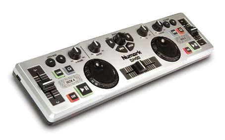 Numark Mixtrack Pro Nieuw: een mixtrack met ingebouwde geluidskaart voor headphones, speakers en een microfoon input.
