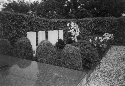 In het bijzonder gedenken wij de 5 Engelse piloten, die op onze begraafplaats ter ruste zijn gelegd, want daar gaat deze avond onze stille tocht naar toe.