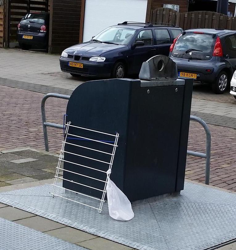 Actiepunten 1. Afval naast de containers Veel bewoners zetten hun afval naast de container. De aanleiding kan uiteenlopen.