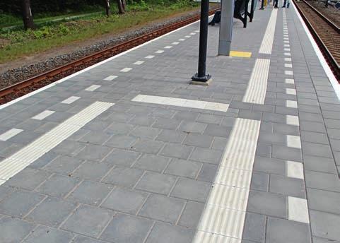 In een enkel geval is de lijn donker van kleur om goed te contrasteren op een lichte vloer zoals in de stationshal van Utrecht Centraal. Ook is de lijn soms breder.