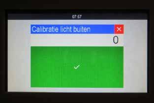 7. Druk op de waarde achter Calibratie licht buiten. 8. Druk op het groene vak om te bevestigen. De lichtsensor berekent automatisch de hoeveelheid daglicht (in lux).