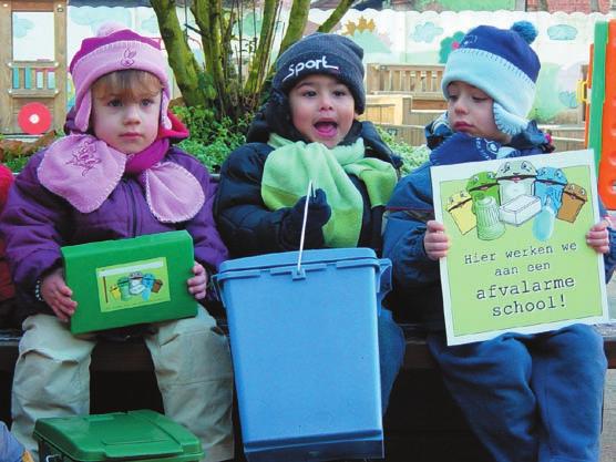 Leerlingen, leerkrachten, directie en ouders willen samen de afvalberg aanpakken. Daarom ondertekenden zij het afvalcharter.