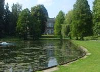 kasteel uit de 18e eeuw en een park van 28 ha met een natuurreservaat, een reuzenzonnewijzer, een ijskelder uit de 19e eeuw, 3 visvijvers,