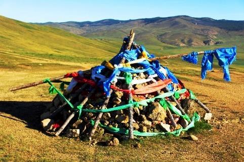 Mongoolse nomaden meemaken. Als je de poort van het gerkamp uitloopt liggen rechts uitgestrekte zandduinen, achter je het machtige Khogno-gebergte, en links en voor je eindeloze groene heuvels.