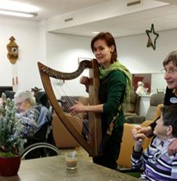 Therapeutisch harpspel in Heijendaal Heijendaal heeft het mogelijk gemaakt om de komende 2 maanden, 4 dagdelen voor het hele verpleeghuis harp te spelen.