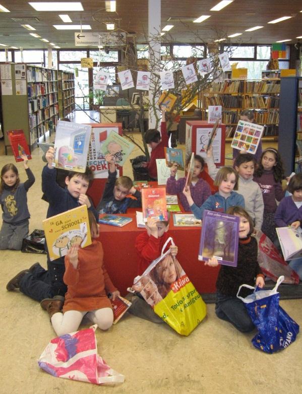 kinderen dromen over hun bibliotheek van de toekomst Diverse themastands in het kader van de Jeugdboekenweek Avondklok: