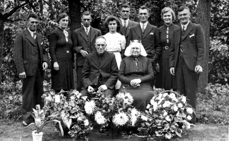 Gezin van Gerrit van t Klooster en Elisabeth de jong. Staande v.l.n.r. de kinderen Piet, Rijkje, Wim, Annie, Evert, Lammert, Tonie en Jacob van t Klooster.