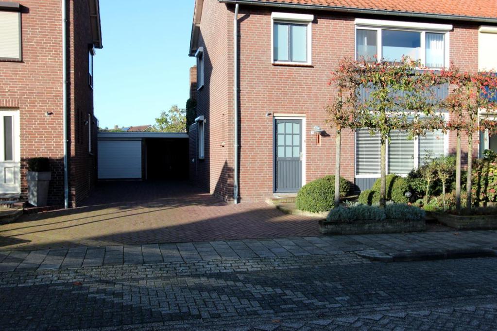 GARAGE (ca. 16 m²) De vrijstaande garage is opgebouwd uit halfsteens metselwerk en een plat dak voorzien van oud mastiek bedekking.