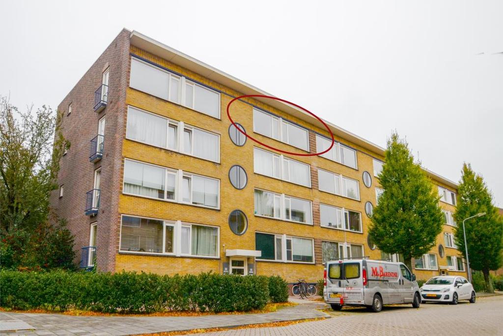 Omschrijving Waar vind je dit nog? Een heerlijk en betaalbare starterswoning dicht bij Amsterdam! In de leuke dichtersbuurt in Weesp ligt dit ideale en gemoderniseerde drie kamer appartement van 56m2.