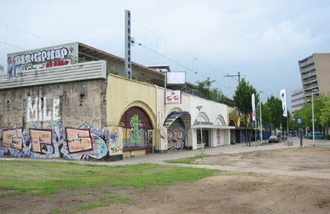 oorspronkelijke stationsgebouw aan het Hofplein verdwenen.