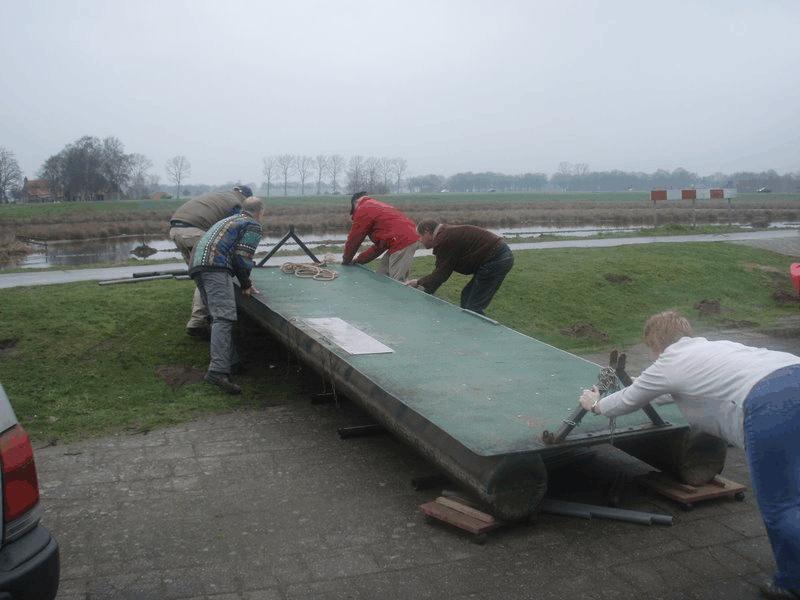 en duwde het gevaarte over de dijk naar