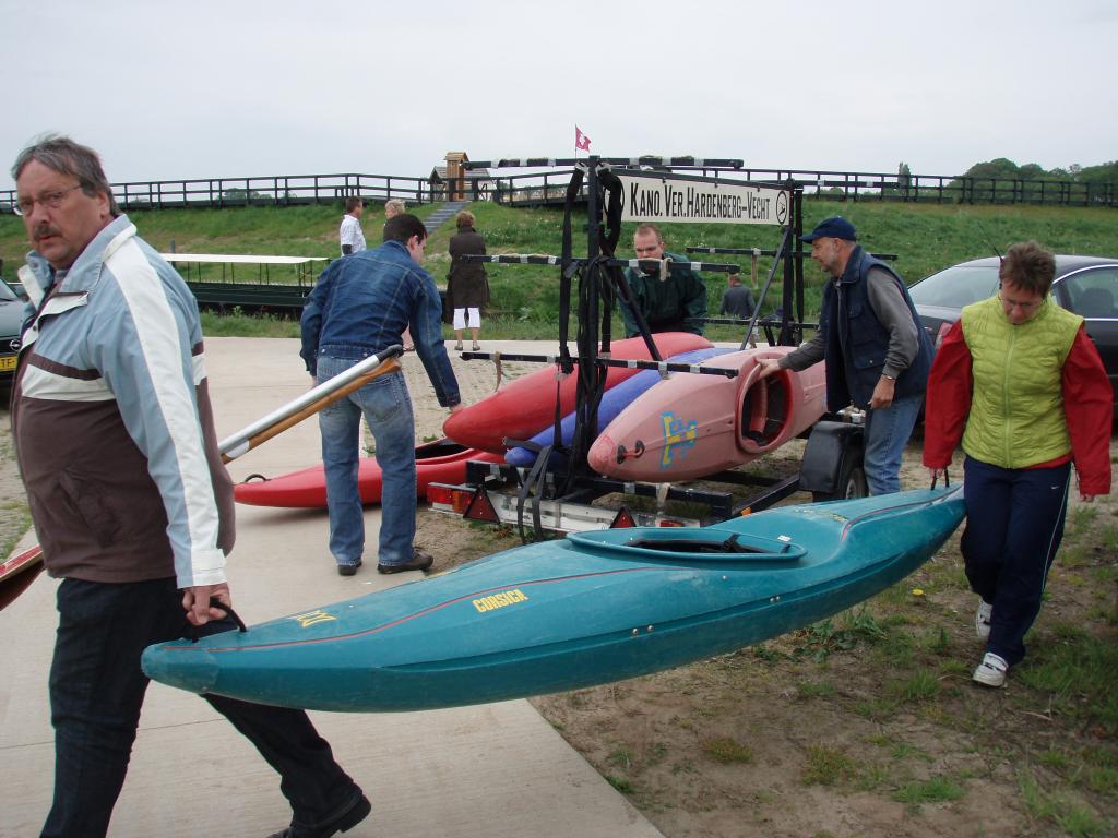 Kanotocht als kennismaking voor de jongeren en de leiding van het Diaconaal Jongeren Project 2009 De jongeren gaan in de zomervakantie naar Litouwen om te werken en samen met de plaatselijke