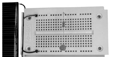 3 Polariteit van de zonnestroom bepalen Proefopbouw: zonnemodule, experimenteerbord, weerstand 100, rode LED, oranje LED of groene LED. Voor de volgende proef heeft u een heldere lichtbron nodig.