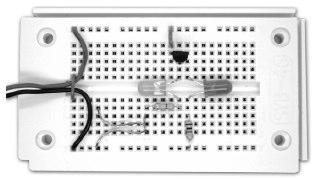 3 Plus en minus omkeren Een PNP- transistor heeft exact dezelfde functie dan een NPN- transistor maar met een omgekeerde polariteit. De emitter is nu aan de pluspool van de batterij. Afb.