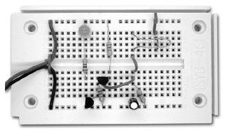 Afb. 19: De aanraaksensor 6 Bewegingsdetector Deze schakeling bezit een sensordraad op de ingang van de eerste transistor. Als er iemand in de buurt van de draad beweegt gaat de LED oplichten.