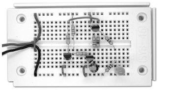 14 LED- flitser Deze schakeling produceert regelmatige korte flitsen. Zo lang de condensator nog geladen wordt blijven alle drie transistoren gesperd.