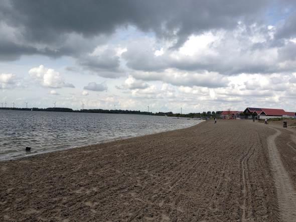 BIJLAGE 1 Verslag veldbezoek Datum: 14 augustus 2014 Aanwezigen: Gerard Hoogendoorn (Dolfinarium) Inkie Goijer (Tauw, verslag) Het zwemstrand Dolfinarium is gelegen in het gelijknamige dierenpark.