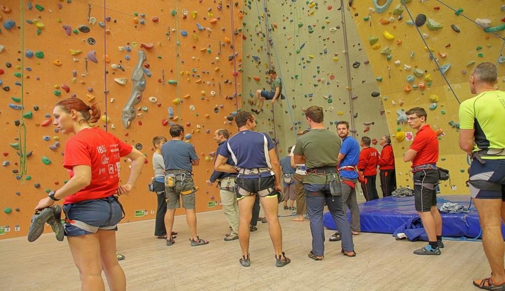 1. VOORWOORD Wij heten u van harte welkom bij het OMK Indoorklimmen van 2017. Evenals vorig jaar is het mooie klimcentrum Neoliet te Tilburg het decors voor dit evenement.