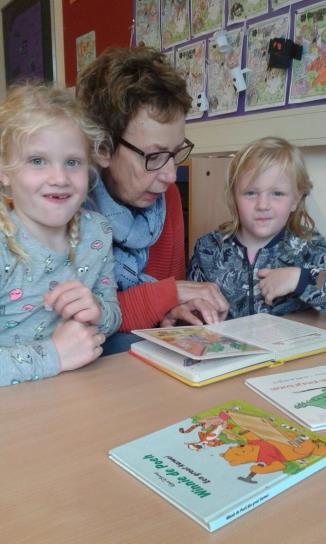 Kinderboekenweek De kinderboekenweek was weer een groot succes. Alle groepen kregen een tas met nieuwe boeken. Er wordt heerlijk in deze mooie boeken gelezen.