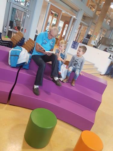 In alle hoeken van de school zaten opa s en oma s met groepjes kinderen. Het was een gezellig uurtje! De boekenmarkt werd goed bezocht. Heel veel kinderen gingen met een prachtig boek naar huis.