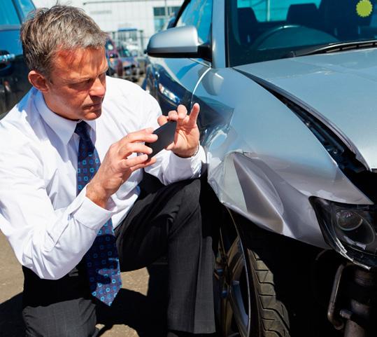 4 Schade melden Schade aan uw auto? Bij een beschadigde autoruit of schade aan uw auto kunt u gebruik maken van de ABN AMRO Schadeservice.