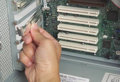 Daardoor voert u eventuele statische elektriciteit af die uw kaart of uw computer kan beschadigen. 2.3 Zoek een vrije PCI-uitbreidingssleuf op. Deze sleuven zijn meestal wit van kleur.