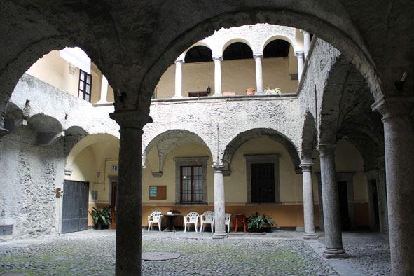 Meteen aan het begin ligt casa Bellotti, 16 e eeuws, met een karakteristieke houten loggia. We lopen de straat echter niet in maar vervolgen de via Castagna.