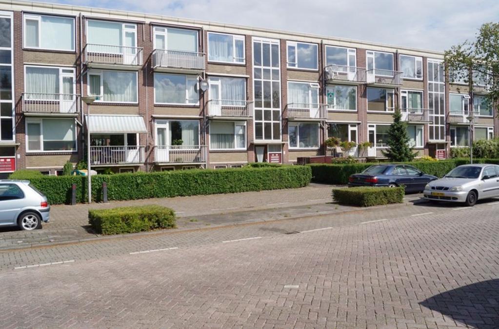 Ligging en indeling Jonkheer de Savornin Lohmanstraat 64 te Ridderkerk Op een goede locatie en aan een brede straat gelegen, treft men dit drie- (voormalig vier-) kamerappartement aan, wat is gelegen