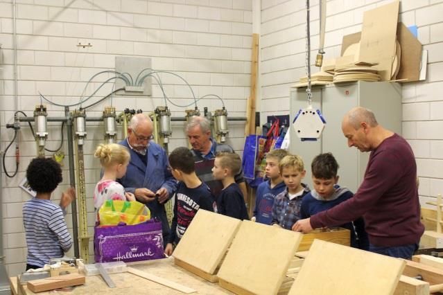 Hoe spectaculair is dat??? Fluisterpiet vroeg ook of we met een groot kruis op de speelplaats aan willen geven op welke plek de Sint het best kan landen.