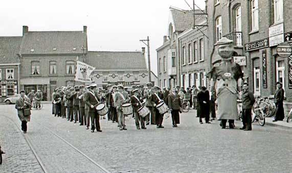 7 De reus Uilenspiegel klaar voor het vertrek in de stoet van de Dekenij Tijl. Dat gebeurde ook in 1946, in de stoet voor de 105-jarige Constant De Lichte.
