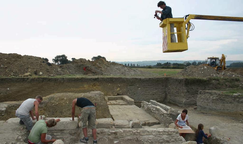 De archeoloog bestudeert oude culturen en maakt hiervoor gebruik van de materiële overblijfselen om die culturen in al hun aspecten te reconstrueren.