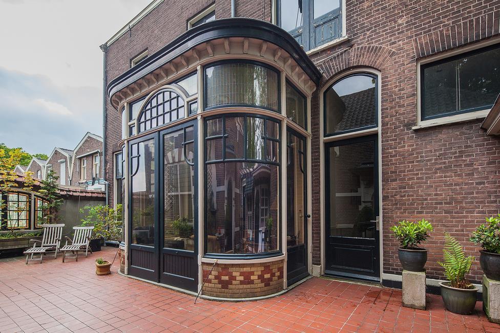 OMSCHRIJVING Algemeen Beschikbaar voor verkoop is dit monumentale woon-werk complex dat is gelegen in het historische havengebied van Dordrecht, nabij de Wolwevershaven, de Grote Kerk en het