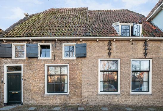 Werkt u in de grote stad en wilt u na werktijd tot rust komen, máár toch stadsvoorzieningen nabij, dan is deze woning aan de Donkere Gaard de ideale thuis basis.