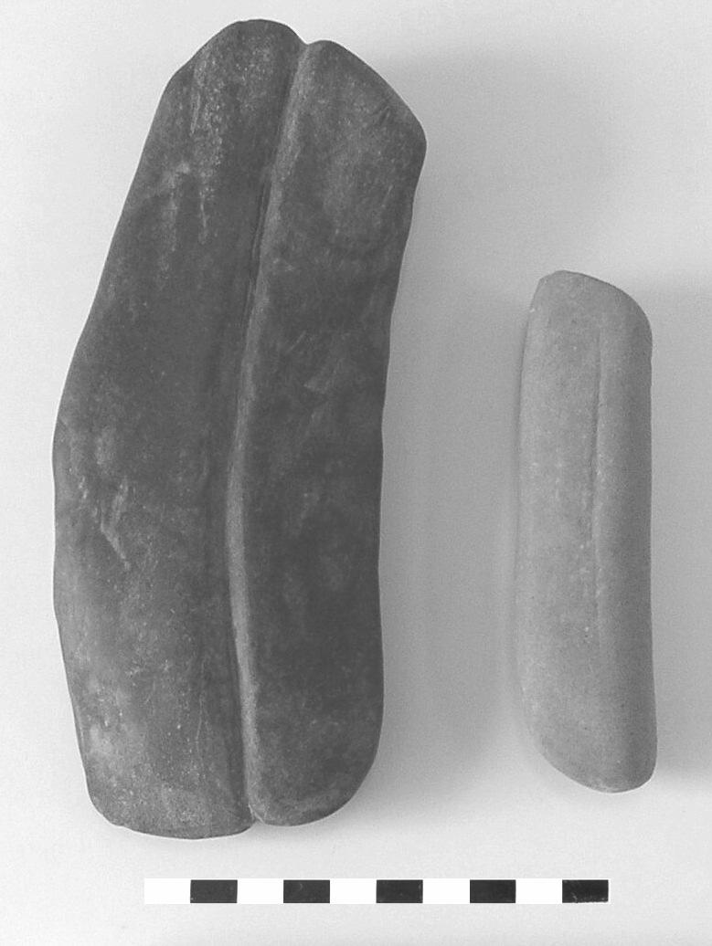 94 Natuursteen Slijp-, wet-, klop- en wrijfstenen Fig. 6.5. Twee slijpstenen van kwartsitische zandsteen, vnrs. 257 (links) en 625 (rechts).