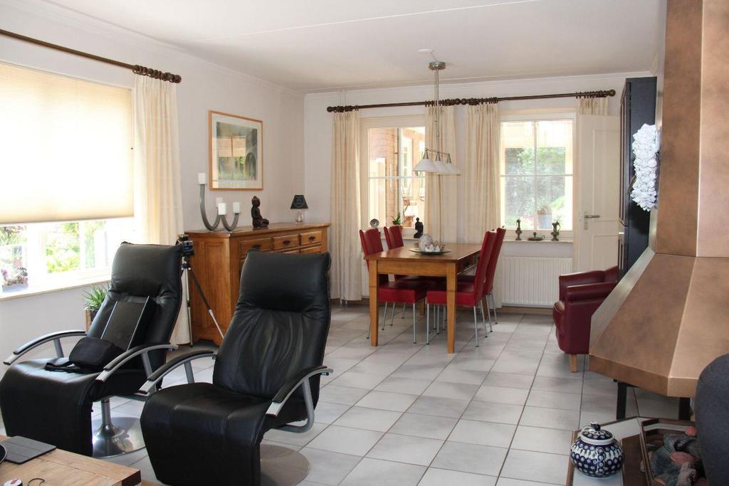 WOONKAMER AFMETING : ca. 33.5 m².