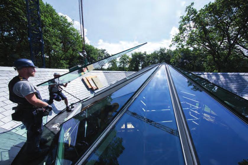 // Project nieuwbouw 1 2 3 1/2 // De glaskap in het hart heeft in basis een ronde vorm. Hij sluit aan op het podium dat in het hart steekt en voorzien is van een hellend dak.