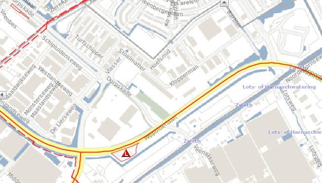 Figuur 4-12 Uitsnede risicokaart: (N211 (rode lijn), LPG-tankstation (L) en hogedruk aardgastransportleidingen (rode stippellijn) Inrichtingen Er is één LPG-tankstation aanwezig langs de N211.