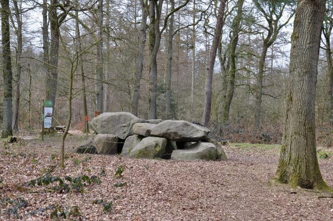 Als je met de rug naar de P staat LA. (volg groen paaltje). Einde RA. 2 e LA, bordje ri. Hunebed. U loopt langs het kerkhof, daarna wordt de weg een zandpad.