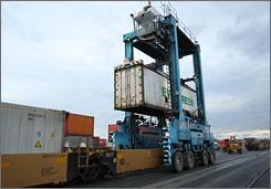 Containerlogistiek Inleiding Figuur 1: containeroverslagterrein van Ceres Paragon terminals in Amsterdam Veel goederen worden vervoerd in containers, een deel van dat vervoer gaat per schip.