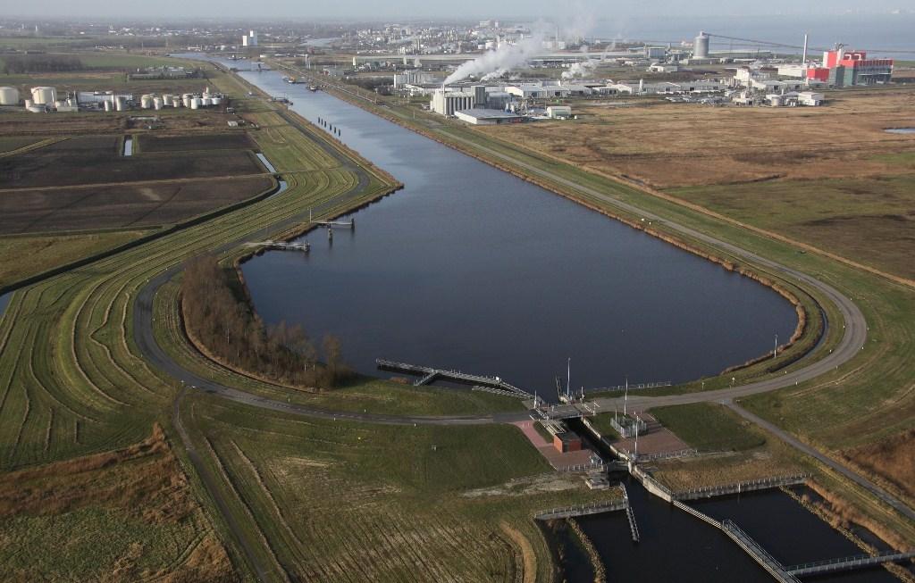 Samenvatting In het kader van het Masterplan Kaden wil het Waterschap Hunze en Aa s de dijken van het traject Delfzijl-Farmsum, inclusief Oosterhornkanaal en -haven, verbeteren.